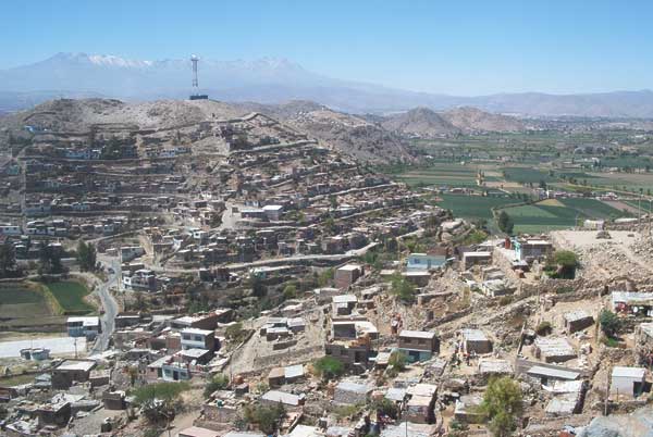 High density of homes in the periurban community of Guadalupe, Arequipa, Peru, November 2004.