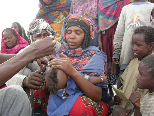 Polio vaccination of a nomadic child in Chad. While children and woman in the camp received vaccinations by public health workers, the livestock in the camp received vaccinations by veterinarians. Source: Project Santé des Nomades au Tchad.